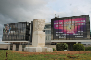 « Le sculpteur Yvan BAUDOIN était à l’honneur lors de l’inauguration de l’esplanade olympique du Conseil départemental de l’Yonne, accueilli au « 89 » à Auxerre. Le président du Département Patrick GENDRAUD s’est félicité de l’enthousiasme de tous les partenaires, institutionnels, économiques et sportifs envers le passage de la flamme olympique prévu le 11 juillet prochain. Une flamme qui brûlera à sa manière et durable sur l’esplanade olympique à l’entrée du site… ».