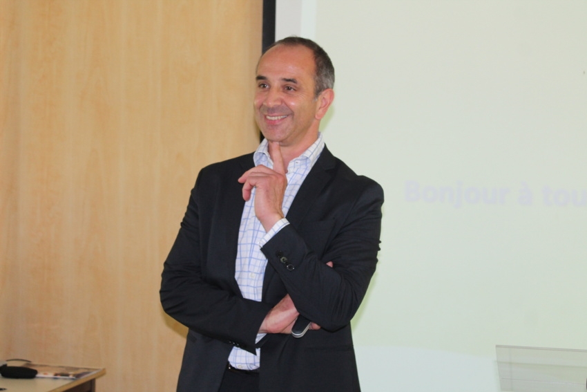 « Lui-même détenteur de plusieurs diplômes dont certains obtenus dans la boulangerie ou la mécanique, le directeur du groupe scolaire Saint-Joseph-la-Salle, Marc BESANCENEZ, veut inciter les lycéens à découvrir le plus tôt possible les pans d’activité offerts par la vie professionnelle. D’où l’idée en cours de préparation de les immerger une semaine durant dans une entreprise du secteur industriel qui souhaiterait partager une expérience passionnante… ».