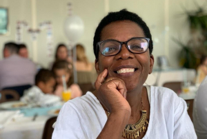 « On ne reverra plus son sourire radieux et sa gentillesse sauf dans les mémoires où la flamme sera entretenue : Marie-Aimée SIOPATHIS, épouse du conseiller départemental et maire d’Appoigny, est partie dans les bras de son époux, Magloire, dans la lumineuse clarté d’un triste lundi au goût amer… ».