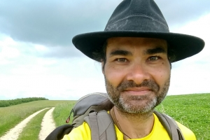 « Parti de Notre-Dame de Paris, le spécialiste du coaching icaunais Phileas FIQUEMONT a rallié Vézelay sur le parcours moins connu du « petit » Compostelle en une dizaine de jours. Prendre ses distances avec le monde actuel et se préserver un univers de paix dans l’âme et l’esprit auront été salvateurs à bien des égards pour ce marcheur impénitent, toujours en recherche de son Graal intérieur… ».