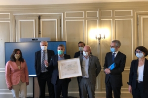 « Le directeur fondateur de « Centre-Ville en Mouvement » Pierre CREUZET a remis le diplôme de « Coquelicot d’Or » à l’édile d’Auxerre Crescent MARAULT, entouré pour la circonstance de la première adjointe Carole CRESSON-GIRAUD, d’Isabelle JOAQUINA, adjointe en charge du Commerce, de Nordine BOUCHROU, adjoint à l’Urbanisme, du préfet Henri PREVOST et du préfet Rollon MOUCHEL-BLAISOT… ».