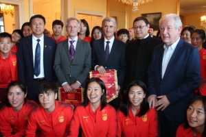 « Rencontre d’exception dans les salons de la préfecture : le représentant de l’Etat Patrice LATRON a accueilli au nom de la République et du département de l’Yonne l’importante délégation de l’équipe nationale de Chine, présente en France pour la phase finale de la Coupe du monde féminine. Un évènement où le gotha du sport icaunais était invité. Parmi les personnalités : Guy FEREZ, le maire d’Auxerre, les dirigeants de l’AJ Auxerre, dont le président Francis GRAILLE ou l’actionnaire du club, James ZHOU, initiateur de ce rapprochement entre le club icaunais et le géant asiatique… ».