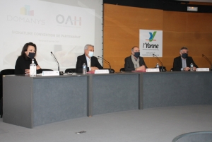 « La coopération entre DOMANYS et l’OAH affiche une volonté à vouloir travailler ensemble tout en gardant son indépendance. C’est ainsi que les présidents Patrick GENDRAUD et Vincent VALLE ont défini ce rapprochement entre les deux bailleurs sociaux de l’Yonne qui agissent au service des habitants depuis plusieurs décennies… ».