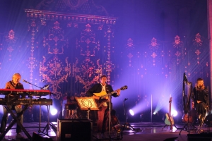 « Instants de grâce entre ciel et terre lors des séances préparatoires du tour de chant de Laurent VOULZY à Sens. L’artiste, accompagné de Michel AMSELLEM, aux claviers, et de la surdouée chanteuse et multi-instrumentiste, Naomi GREENE, a peaufiné minutieusement son répertoire avec la complicité des techniciens et preneurs de son. La perfection à l’état pur… ».