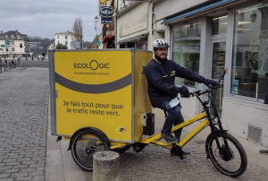 « La POSTE innove à Sens pour assurer la livraison des colis dans le respect de la transition écologique. Les facteurs ont été formés à l’utilisation du vélo-cargo, un engin à assistance électrique qui rappelle le fameux triporteur du regretté Darry COWL… ».