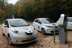 « Le rallye « France Electrique Tour 2017 » a fait étape à Chablis et au Château de GUEDELON dans un climat bon enfant en dévoilant le must des véhicules électriques commercialisés sur le marché. Une opportunité pour le SDEY d’évoquer l’implantation des bornes de recharge sur le département… ».