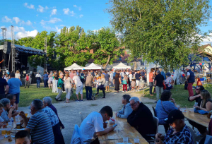 « A l’instar de toutes les communes de l’Hexagone et profitant de conditions météorologiques propices aux activités à l’extérieur, la commune de Gurgy, son CCAS et la structure associative « Les Copains des Mômes » se préparent à vivre d’excellentes célébrations des 13 et 14 juillet place de la Rivière… ».