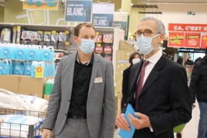 « Le respect des mesures sanitaires et les distanciations sociales ont été observés par le préfet de l’Yonne Henri PREVOST lors de sa visite au centre commercial GEANT CASINO ce vendredi 29 janvier en compagnie de Frédéric REGNIER, directeur de la grande surface. D’autant que la période de soldes est propice à plus de fréquentation… ».