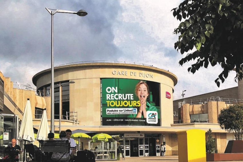 « La crise sanitaire ne marque pas la fin de la politique de recrutement au Crédit Agricole de Champagne-Bourgogne. Au contraire ! Le groupe bancaire qui compte 1 725 collaborateurs va embaucher cette année encore plus de 120 personnes et l’affiche sur la rotonde de la gare SNCF de Dijon ! ».