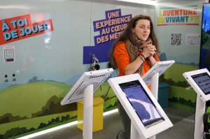 « Plus de trois cents « Aventuriers du Vivant » icaunais ont embarqué bord de l’imposant camion qui s’est arrêté dans l’Yonne quatre jours durant. Amélie VEYRE, accompagne à travers la France le bus de « l’Aventure du Vivant » pour faire valoir les atouts de l’enseignement agricole et casser les idées reçues…Les élus étaient également présents ».