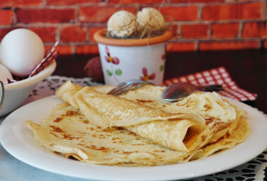 « Pas de quoi se crêper le chignon le jour de la Chandeleur et les jours qui suivent cette aux origines païennes et chrétiennes marquant le renouveau de la lumière qui éclaire l’existence… ».