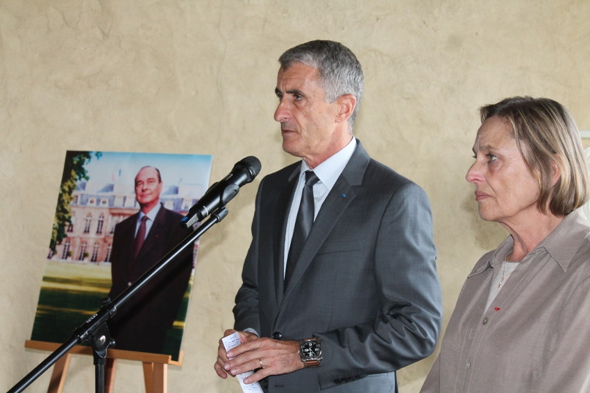 « Aux côtés de la secrétaire générale Françoise FUGIER et du nouveau directeur de cabinet, Tristan RIQUELME, le préfet de l’Yonne Patrice LATRON prononça quelques mots en l’honneur de feu Jacques CHIRAC, ancien président de la République. Avant que ne soit respectée une minute de silence en mémoire de l’ancien élu corrézien… ».