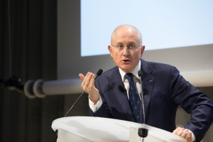 « La POSTE prend en compte l’évolution de la situation sanitaire pour faire face à la crise. Un renfort d’effectifs est d’ores et déjà programmé le 06 avril pour garantir les services indispensables à la population, en ville comme en zone rurale, tout en respectant les mesures de protection…Une stratégie expliquée par le président du groupe Philippe WAHL… ».