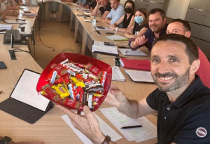 « Marie et Jérôme CHAUFOURNAIS, en patrons modèles, renouvellent l’expérience de la saison dernière le 23 août prochain : une journée de congé où toutes les vitrines de l’enseigne LECLERC resteront baissées. Objectif : redonner un sens humain à la vie professionnelle en privilégiant le ludique… ».