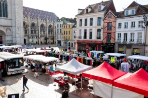 « Les marchés reprennent leurs droits à Sens en s’installant de nouveau sur leurs places habituelles. Mais, toujours dans le respect des mesures de protection sanitaire… ».