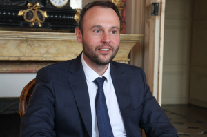 « Il a pris officiellement ses nouvelles responsabilités ce lundi 06 mai après une cérémonie protocolaire, le sous-préfet d’Avallon et de Tonnerre Sébastien HENNON aura deux missions prioritaires à gérer dans son quotidien : la déclinaison territoriale de « France Ruralité » et le plan « loup »…Originaire du Nord et amateur de rugby, il était auparavant directeur adjoint au cabinet de Xavier BERTRAND… ».