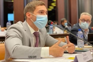 « Le président du groupe Rassemblement national Julien ODOUL ne se satisfait pas du report de l’assemblée plénière du Conseil régional au lundi 16 novembre. Une décision qui devrait coûter des milliers d’euros aux contribuables en frais divers… ».