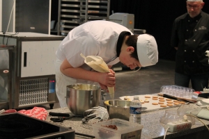 « Réunissant les meilleurs jeunes de toutes les régions françaises, les Olympiades nationales des Métiers se dérouleront du 28 novembre au 01er décembre à Caen. Durant trois jours, 650 candidats tenteront d’intégrer l’équipe de France des métiers qui prendra part aux épreuves mondiales en Russie, à Kazan, en août 2019. L’épreuve européenne se déroulera, quant à elle, à Graz en Autriche en septembre 2020…Les chances d’y voir de jeunes de Bourgogne Franche-Comté existent. ».