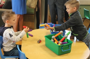 « Vingt-sept écoles accueilleront les enfants à partir du 14 mai dans la capitale de l’Yonne. Soit cent-vingt classes de grandes sections maternelle, CP et CM2 et autres particularismes. Guy FEREZ, maire d’Auxerre, aux côtés de Guy PARIS (premier adjoint) se veut rassurant auprès des familles : les services de la Ville et l’Education nationale sont prêts pour gérer la situation… ».
