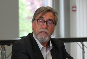 « Le président du Syndicat départemental d’énergies de l’Yonne Jean-Noël LOURY sera sur le pont ce mercredi dans l’Yonne avec un double exercice protocolaire à son emploi du temps : l’inauguration de deux transformateurs relookés à la sauce artistique… ».