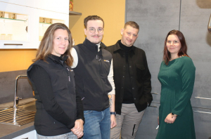 « Elle a fière allure l’équipe de chic et de choc de la nouvelle enseigne, spécialisée dans l’aménagement et l’agencement de l’habitat, sise en zone commerciale à Monéteau ! « ECOCUISINE », dirigée par Jimmy GONDET (à droite), a ouvert ses portes et reçu ses premiers clients ce mercredi après quatre mois de travaux pour aménager la boutique icaunaise… ».