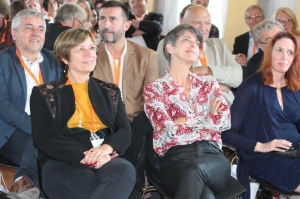 « Le patrimoine touristique aura été le thème central de ses assises déclinées…à Vézelay ! Haut lieu de la valorisation du patrimoine, inscrit au programme de sauvegarde de l’UNESCO depuis quarante ans, la Colline éternelle avait été choisie par Anne JERUSALEM (au centre) aux côtés de la sénatrice Dominique VERIEN et de la sous-préfète d’Avallon, Cécile RACKETTE, et ses équipes de l’agence Yonne Tourisme en toute connaissance de cause. Un clin d’œil réussi ! ».