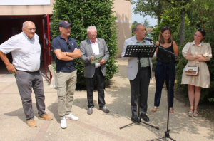 « Une étape du « Yonne Tour Sport » accueillie à Chevannes où les « VIP » de la vie politique et institutionnelle de notre territoire ont salué l’initiative portée par le Département en faveur de la jeunesse. Ce fut aussi l’occasion d’une première passe d’armes oratoire entre Daniel GRENON et Pascal HENRIAT, prometteuse d’une future grande saison ! ».