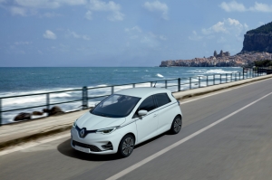 « RENAULT a frappé un grand coup cet été en commercialisant la trois cent millième ZOE sur le continent européen. En France, ce sont cent mille véhicules qui ont été immatriculés… ».