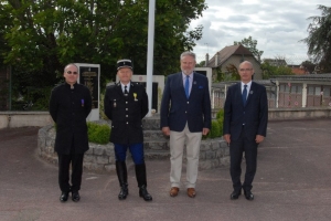 « Le directeur d’établissement de GROUPAMA Paris-Val-de-Loire dans l’Yonne Jacques BLANCHOT (à droite) a été promu lieutenant-colonel de la réserve citoyenne de la gendarmerie nationale. Une distinction qui lui a été remise par le général de corps d’armée Armando de OLIVEIRA lors d’une cérémonie officielle… ».