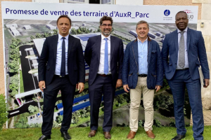 « La vente de 14 hectares de terrains en zone d’activités Aux R_Parc devrait rapporter plus de 6 millions d’euros à la collectivité. Avec à la clé, l’implantation d’entreprises spécialisées dans la logistique et la distribution à terme…Signature de la promesse de vente entre Crescent MARAULT et Grégory BLOUIN, avec Nordine BOUCHROU et Magloire SIOPATHIS… » ».