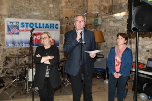 « Le trente-cinquième anniversaire de la radio sénonaise n’aura pas permis à la monotonie ni aux doutes de s’installer dans les esprits. Personnalités politiques (Marie-Louise FORT ou Michèle CROUZET), institutionnelles et économiques ont adressé des messages d’encouragement à la valeureuse équipe du président Jean-Louis PECHINE… ».