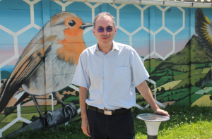 « Dès qu’il en éprouve le besoin, Pascal CHAROT, dirigeant de la société éponyme, s’accorde une aération environnementale sur le petit plan d’eau aménagé au sein de l’infrastructure professionnelle à Sens. On doit la réalisation de ces œuvres aux graffeurs de l’association « CRAZY SPRAY » de Joigny. Une stratégie en matière de RSE qui a valu certification et trophée à l’un des leaders nationaux de matériels de production d’eau chaude et de chauffage… ».