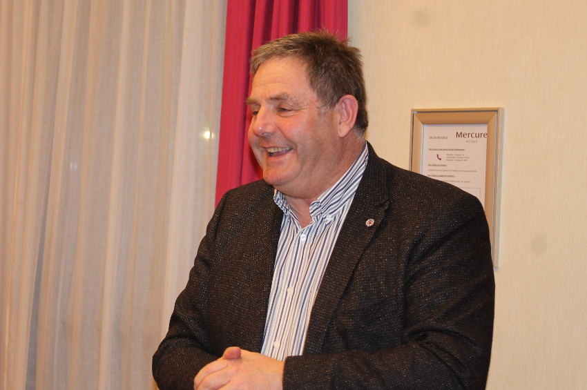 « Tout sourire, malgré le peu d’entrepreneurs présents à Auxerre comme à Sens, le président de la Confédération des petites et moyennes entreprises de l’Yonne, Olivier TRICON, s’est montré à son avantage, aux côtés de la secrétaire générale, Emmanuelle MIREDIN, pour mener à bien les discussions autour des quatre thèmes du Grand Débat. Un constat s’impose : les membres de la CPME de l’Yonne souhaitent une refonte de la fiscalité et le zéro répit envers les fraudeurs, adeptes de l’évasion fiscale, et les GAFA qui doivent être taxés au maximum… ».