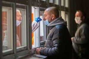 « La chaîne de contagion ne pourra se casser en l’état si le délai du retour des analyses occasionnées par les tests ne se réduit pas. C’est l’un des chantiers prioritaires des services de la préfecture et de l’Agence régionale de Santé après la présentation du mauvais bilan de l’Yonne au 04 décembre… ».