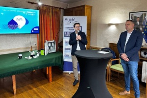 « Le déploiement du système de télé-relève pour le compte d’« AuxR_Eau » concernera à terme 37 000 foyers en 2025. A date, le 2 500è appareil a été installé dans la commune de Lindry, chère au vice-président de la Communauté d’agglomération de l’Auxerrois Michael TATON. Présenté par Fabrice LABALME, directeur régional de SUEZ Bourgogne-Champagne, le dispositif confère d’avantage d’autonomie au consommateur qui peut suivre ainsi journellement sa consommation et recevoir une facturation établie sur la base de consommations réelles… ».