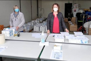 « Munie de son masque de protection, Christine JAN (CCI Yonne) a assuré la distribution des colis réceptionnés lundi soir sur l’aéroport de Roissy-Charles-de-Gaulle aux 152 entreprises bénéficiaires du Sénonais. Elle se tient à disposition des entrepreneurs pour les renseigner au 03.86.49.40.08. et 06.14.23.10.54… ».