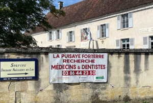 « Partout, des banderoles de la sorte invitent les professionnels de santé à prendre contact avec des collectivités soucieuses de répondre à l’urgence de la désertification médicale. Des initiatives louables, certes, mais qui semblent être des bouteilles à la mer alors qu’il manque plus de 6 000 praticiens dans les campagnes… ».