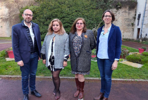 « Diplômée de l’université de Complutense de Madrid en 2015, le docteur Natali GUERRERO, chirurgienne-dentiste (à droite de Nicolas SORET), officiera dès le 03 avril au cabinet intercommunal de Joigny. L’ex-praticienne de Paris où elle accueillait de la patientèle de Joigny (!) apportera une autre spécificité dans ses bagages, l’implantologie… Elle a été reçue par Nicolas SORET et Frédérique COLAS…».