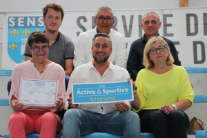 « Reconnue « Ville Attractive et Sportive », Sens ajoute un nouvel accessit à son palmarès après les quatre fleurs visant à l’amélioration de son cadre de vie. Quatre lauriers synonymes de rareté puisque Sens rejoint les 24 premières villes de l’Hexagone à les avoir obtenus ! De quoi arborer son plus joli sourire pour la « Dream Team » municipale ! »