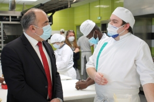 « Le président de la Confédération nationale de la boulangerie pâtisserie Dominique ANRACT a été subjugué par ce qu’il a vu et entendu lors de sa plongée immersive dans l’apprentissage de l’excellence tel qu’il est enseigné au CIFA de l’Yonne. Accueilli par les autorités de l’établissement et les représentants de l’U2P, le patron de « La Pompadour » a pu s’entretenir avec de jeunes mitrons… ».