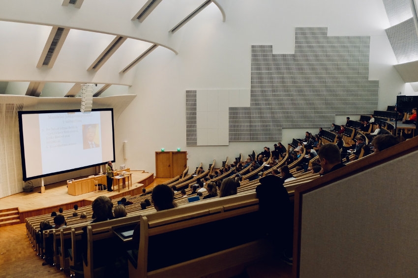 « Dans les amphithéâtres universitaires, la laïcité est abordée différemment de l’enseignement primaire et secondaire. Il est autorisé pour les étudiants de porter une croix, une kippa ou le voile. Pour autant, le dialogue est tendu sur le sujet depuis les récents évènements qui ont bouleversé la France entière… ».