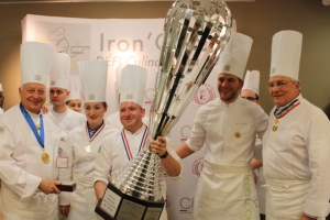 « Le jeune et talentueux chef Julien BOUSQUET avait soulevé le trophée de l’IRON COOK 2018 au CIFA de l’Yonne. Qui lui succèdera au printemps 2021, période à laquelle sera organisée, enfin, la nouvelle édition de ce défi culinaire national réunissant les jeunes prodiges des arts de la table ? Directeur de l’établissement, Marcel FONTBONNE a annoncé la bonne nouvelle, celle d’une troisième édition, ce mercredi… ».