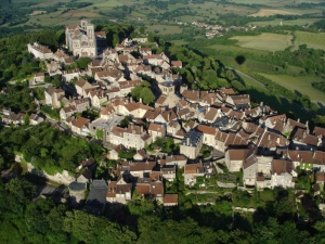 « Le site de Vézelay demeure l’un des hauts lieux du tourisme en Bourgogne Franche-Comté avec plusieurs milliers de visiteurs chaque année… ».