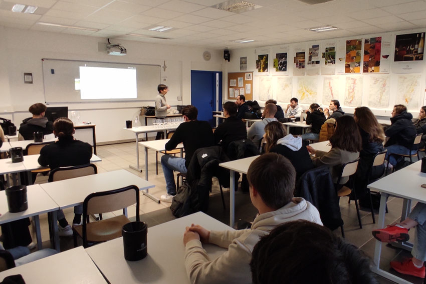 « Un lycéen de classe de seconde sur dix est en mesure à date de valider son ticket pour espérer effectuer son stage d’immersion en entreprises du 17 au 28 juin. C’est trop peu pour parler de succès. Pourtant, ce stage à l’instar de celui de découverte de 3ème permet de mieux comprendre ce qu’est, vu de l’intérieur, le fonctionnement d’une entreprise, d’une collectivité ou d’une association. Un flop avant l’heure pour le ministère de l’Education nationale alors que le monde professionnel n’est pas prêt à recevoir ces jeunes ? ».