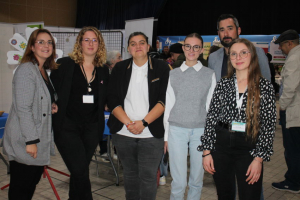 « Une équipe de choc du côté de France Travail et du Conseil départemental de l’Yonne pour porter le dernier Forum Insertion Emploi de l’année 2024. Ce rendez-vous a fait le plein à Sens, avec près de mille visiteurs et une cinquantaine de partenaires et entreprises présents… ».