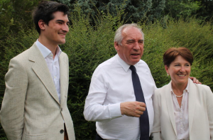 « Très décontracté et prolixe dans ses explications, le président du MoDem et maire de Pau, François BAYROU est venu distiller la bonne parole auprès des soutiens de la candidate de la majorité présidentielle sur la troisième circonscription de l’Yonne, Michèle CROUZET, et son jeune suppléant, un étudiant de Sciences Po de 19 ans, Gautier BLANCHARD. Il en a profité pour découvrir la société BARRE &amp; BOUILLET, à Villeneuve-sur-Yonne… ».