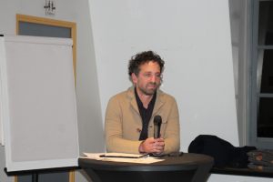 « Salle comble pour « Demain les Auxerrois » et sa figure de proue, Mathieu DEBAIN qui se positionne dans les starting-blocks de l’échéance municipale de 2026 dans la capitale de l’Yonne. En adoptant le pluralisme et le participatif en mode consultation publique, l’idée de se doter d’un programme de campagne en raccord avec les attentes des Auxerrois fait son petit bonhomme de chemin… ».