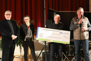 « Malgré le deuil qui a frappé le matin même la commune avec le décès de son maire, Stéphane PODOR, le représentant d’Irancy s’est vu remettre par les responsables du Syndicat départemental d’Energies de l’Yonne (SDEY) Jean-Noël LOURY et Aurélie ROSSIGNOL un chèque d’un montant de 8 534 euros dans le cadre du programme « ACTEE » de la Fédération nationale des Collectivités Concédantes et Régies. Une distinction pour la mise en place d’un plan d’économie d’énergie pour la gestion de la commune vis-à-vis de son patrimoine… ».