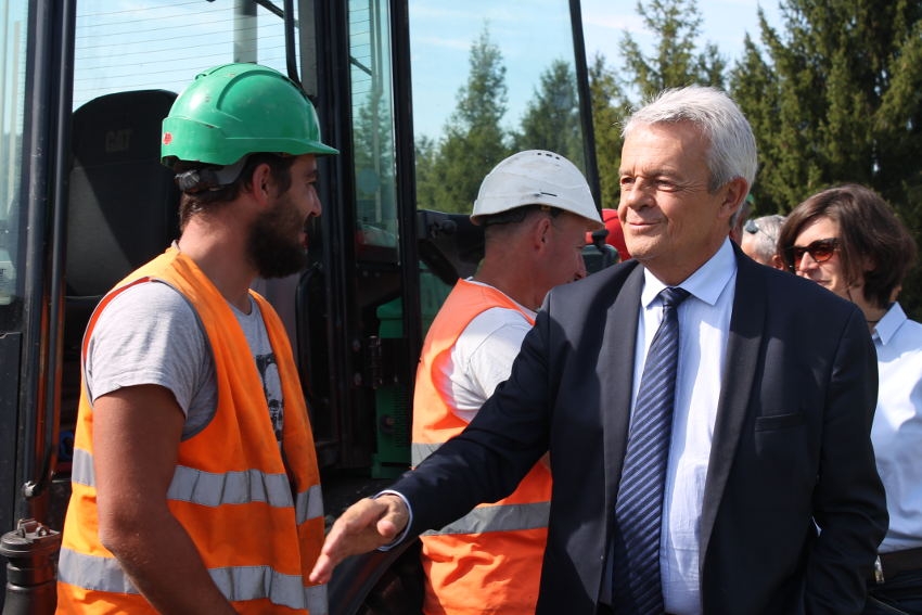 « Le président du Conseil départemental de l’Yonne, Patrick Gendraud, s’est rendu à la Ferté Loupière pour apprécier la progression des travaux et découvrir l’impressionnante trancheuse-reboucheuse, un engin nécessaire à la pose de la boucle locale en cuivre… ».