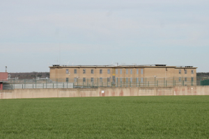 « L’un rentre avec son appareil photographique, l’autre sans ! En matière de relations avec la presse et du respect de l’équité professionnelle, l’Administration pénitentiaire, service de l’Etat, a encore beaucoup à apprendre avant de prendre des décisions arbitraires. Pour le peu discriminatoire et…injuste in fine, sans avoir à les justifier ! Un comble quand on travaille dans l’environnement juridique ! ».